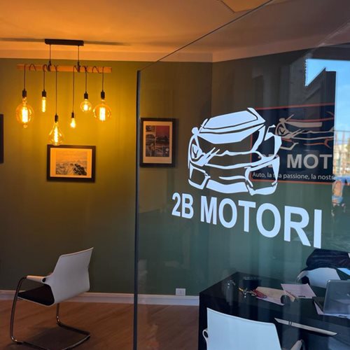 1- Ascoltiamo, Consigliamo e Guidiamo il cliente tra un ampio ventaglio di automobili di alta gamma e a chilometraggio garantito 